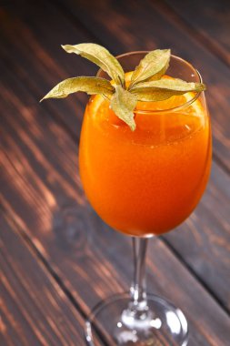 ahşap arka plan üzerinde cam meyve ile mocktail