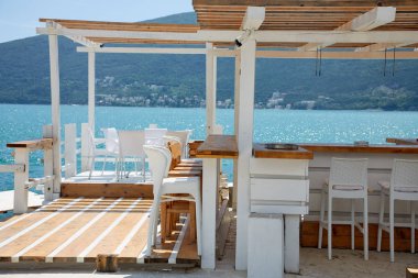 güneşli bir günde denize yakın lüks restoran terası 