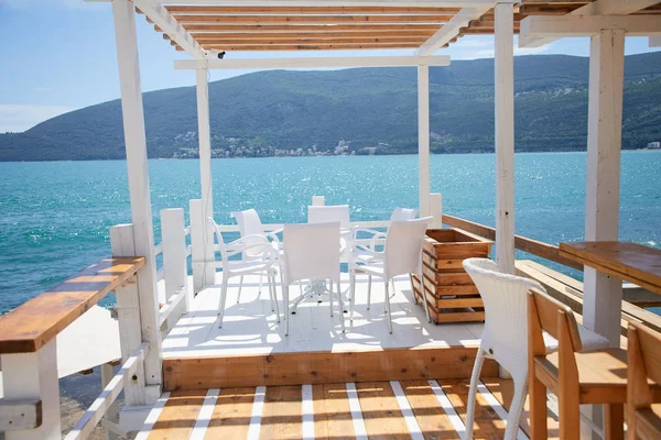 阳光明媚时靠近海边的豪华餐厅露台 — 图库照片