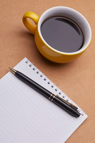 Kaffeetasse Mit Leerem Notizbuch Und Stift Auf Dem Bürotisch — Stockfoto