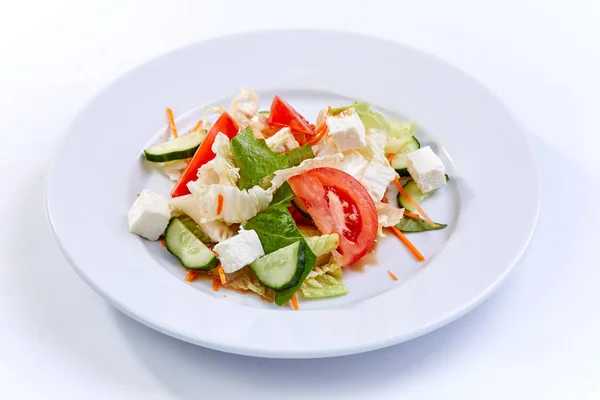 Salade Grecque Sur Assiette Blanche Gros Plan — Photo