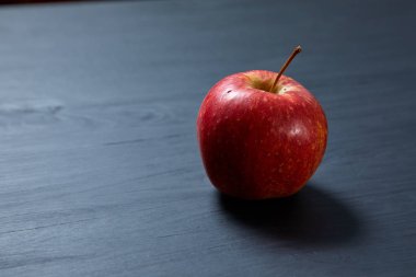 siyah arka plan üzerinde kırmızı taze elma