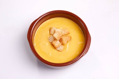 Beyaz arka planda izole kase krem çorba, yakın çekim 