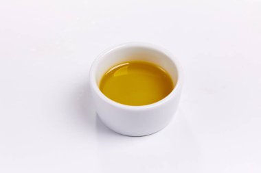 Beyaz arka planda izole kase zeytin yağı, yakın çekim 