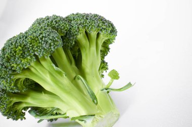 Beyaz arka planda izole taze yeşil brokoli, yakın çekim 