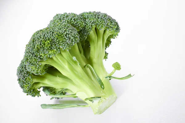 Beyaz Arka Planda Izole Taze Yeşil Brokoli Yakın Çekim — Stok fotoğraf