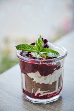 çikolata ve cam çilek ile tatlı, yakın çekim 