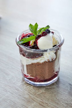 çikolata ve cam çilek ile tatlı, yakın çekim 