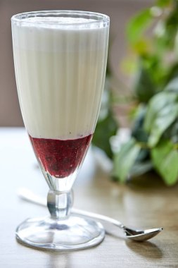 Cam taze çilek ile süt kokteyli, yakın çekim 