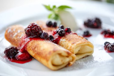 Beyaz plaka üzerinde çilek ve dondurma ile krep, yakın çekim 