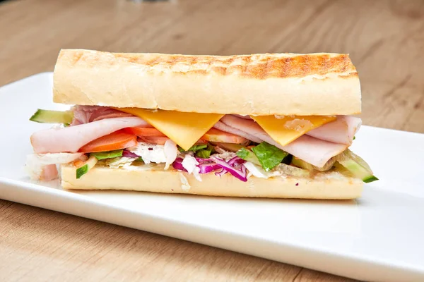 Sandwich Met Ham Groenten Wit Bord Close — Stockfoto