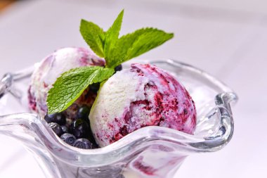 Cam taze çilek ile dondurma topları, yakın çekim 