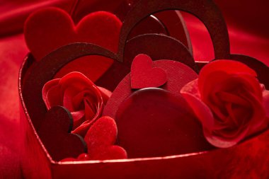 Sevgililer günü süsleri kırmızı ipek kumaş üzerine yürekleri 