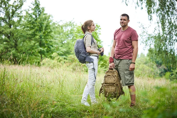 Deux Voyageurs Avec Jumelles Sacs Dos Reposant Sur Prairie Près — Photo