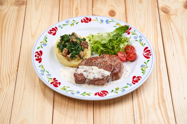 Kött Med Potatismos Vit Platta Närbild — Stockfoto