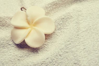 Beyaz saf havlu üzerinde sabun çiçeği, Spa konsepti