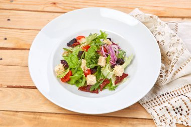 Vejetaryen salata kurutulmuş domates ve beyaz tabakta kruton yakın çekim 