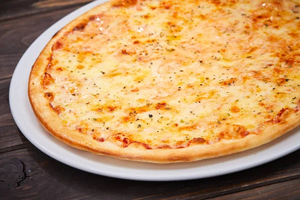 배경에 맛있는 이탈리아 피자와 — 스톡 사진