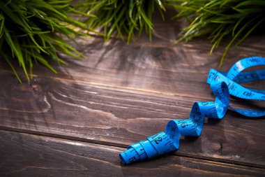 ahşap arka plan köknar dalı ile ölçüm bandı