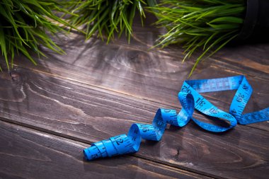 ahşap arka plan köknar dalı ile ölçüm bandı