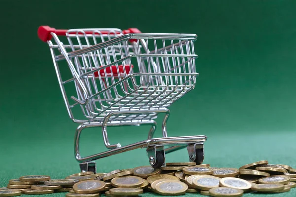 Monedas Euros Cesta Compra Sobre Fondo Verde —  Fotos de Stock