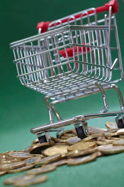 Monedas Euros Cesta Compra Sobre Fondo Verde —  Fotos de Stock