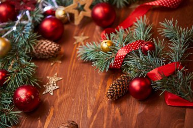 ahşap arka plan üzerinde kırmızı ve altın topları ile noel çelenk, yakın çekim 
