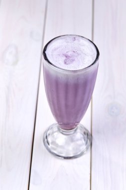 Ahşap arka planda cam karışımı.