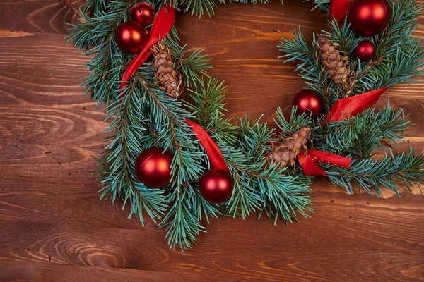 Рождественский Венок Красными Шариками Деревянном Фоне Крупным Планом — стоковое фото