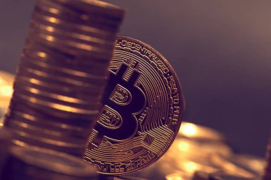 Altın bitcoins destesi