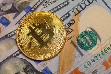 Dolar banknotları üzerinde altın bitcoin
