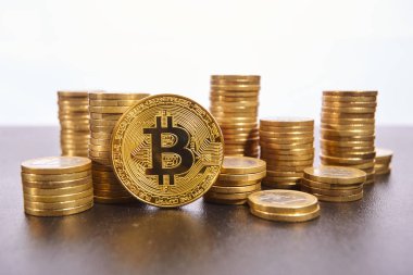 Altın bitcoins destesi