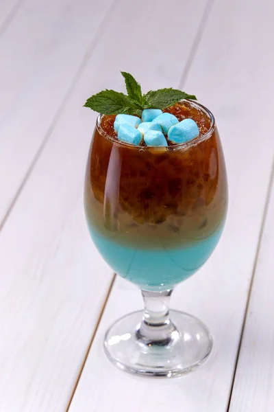 Niebieski Koktajl Marshmallow Mięty Szkle Zbliżenie — Zdjęcie stockowe