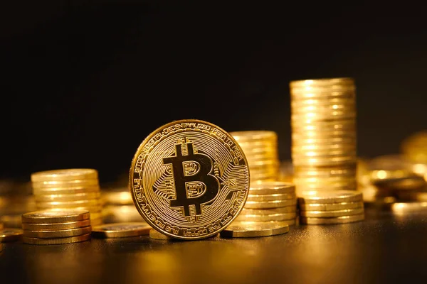 Stapels van gouden bitcoins — Stockfoto