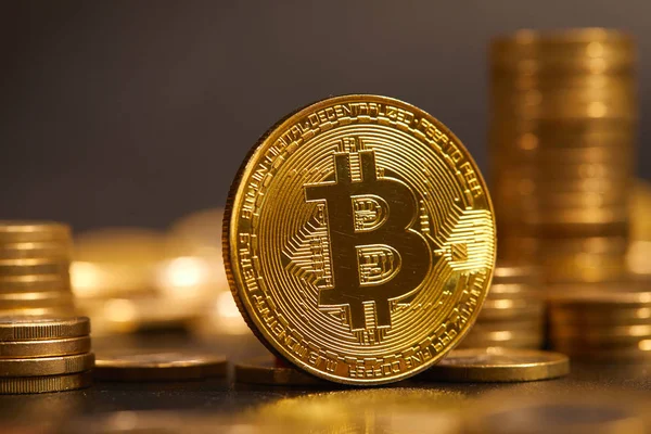 Stapels van gouden bitcoins — Stockfoto