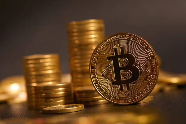 Altın bitcoins destesi — Stok fotoğraf