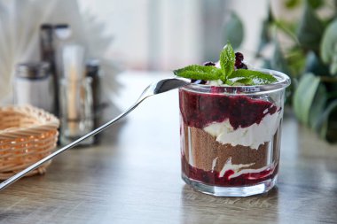 ahşap masada cam çikolata ve çilek ile tatlı, yakın çekim 