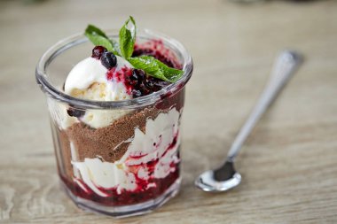 ahşap masada cam çikolata ve çilek ile tatlı, yakın çekim 