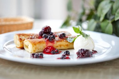 Beyaz plaka üzerinde çilek ve dondurma ile krep, yakın çekim 