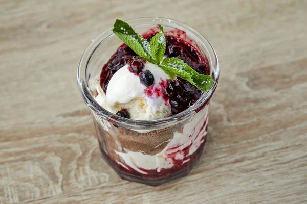 ahşap masada cam çikolata ve çilek ile tatlı, yakın çekim 