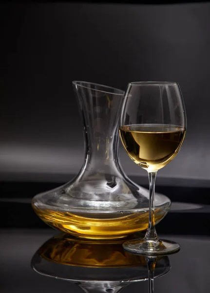 Bicchiere Pieno Vino Vino Decanter Sfondo Scuro Primo Piano — Foto Stock