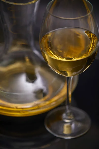 Glas Voll Wein Und Weinkaraffe Auf Dunklem Hintergrund Nahaufnahme — Stockfoto