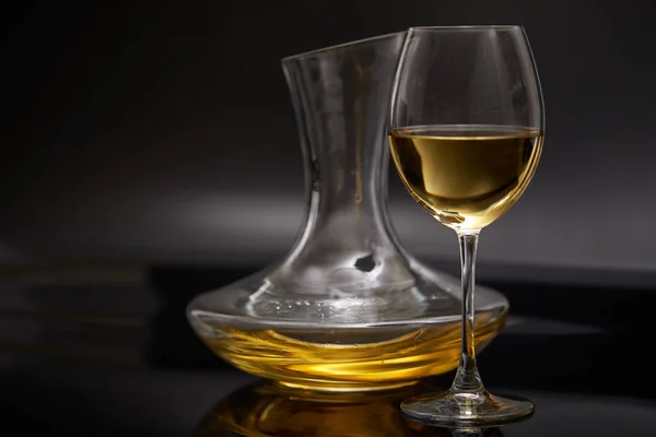 Bicchiere Pieno Vino Vino Decanter Sfondo Scuro Primo Piano — Foto Stock