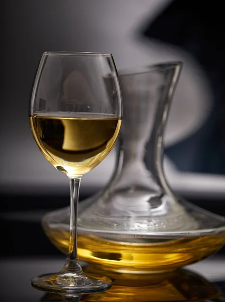 Glas Vol Wijn Wijn Karaf Donkere Achtergrond Close — Stockfoto