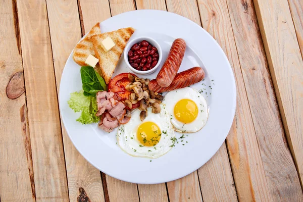 Frühstück Mit Wurst Und Spiegeleiern Auf Weißem Teller Nahaufnahme — Stockfoto