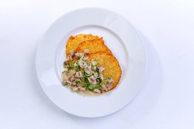 beyaz plaka üzerinde mantar soslu patates krep, yakın çekim 