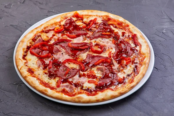 Pizza Italienne Avec Bacon Légumes Sur Plaque Blanche Gros Plan — Photo