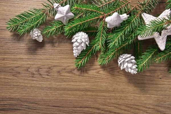 Kerstboom Takken Met Dennenappels Houten Achtergrond — Stockfoto