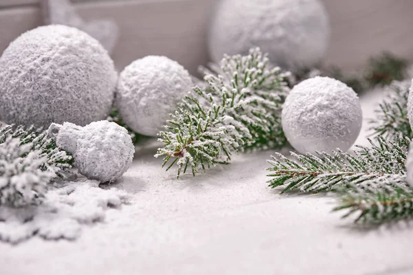 Ramos Árvore Natal Nevado Com Decorações Fundo Mesa — Fotografia de Stock