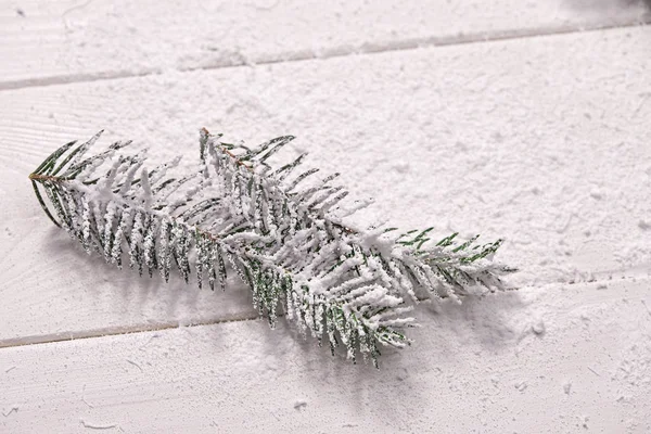 在木制背景上下雪的圣诞树树枝 — 图库照片